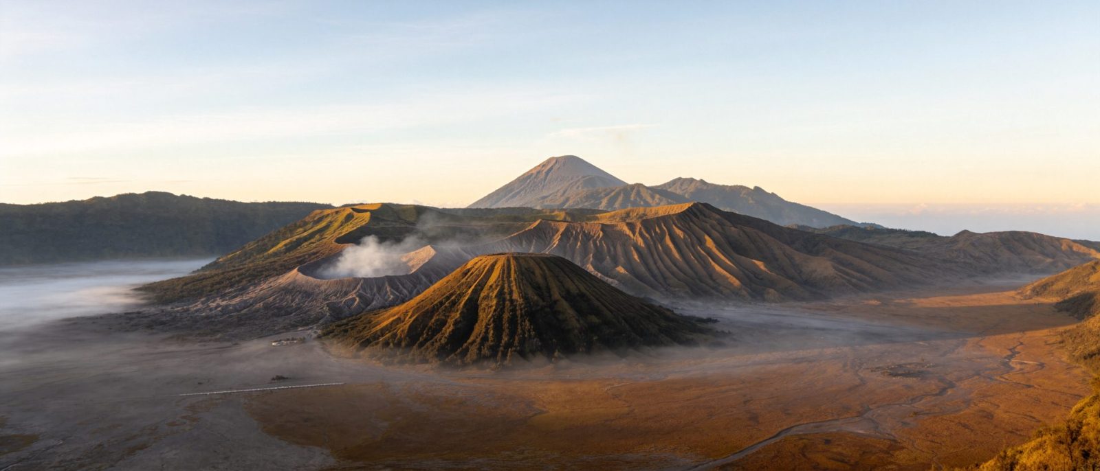 火山群峰高清壁纸预览