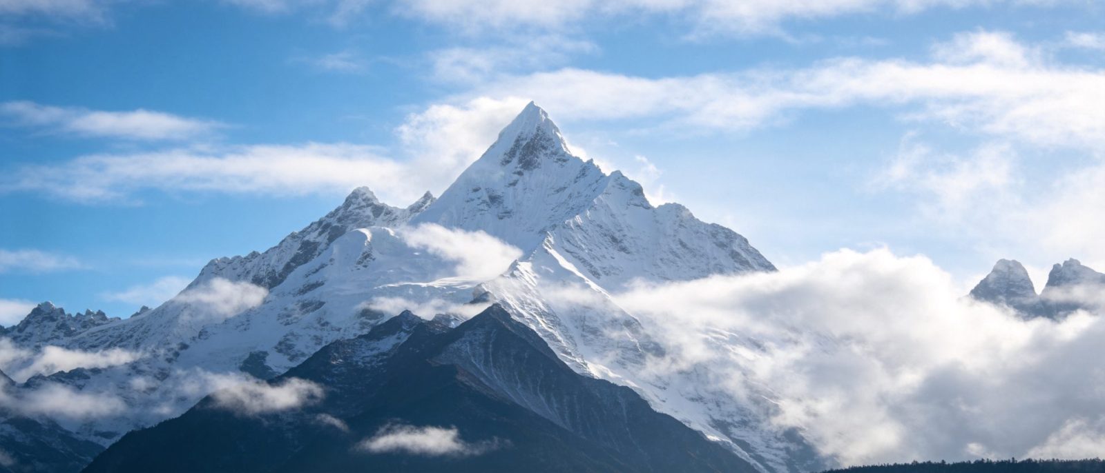 雪峰云绕高清壁纸预览