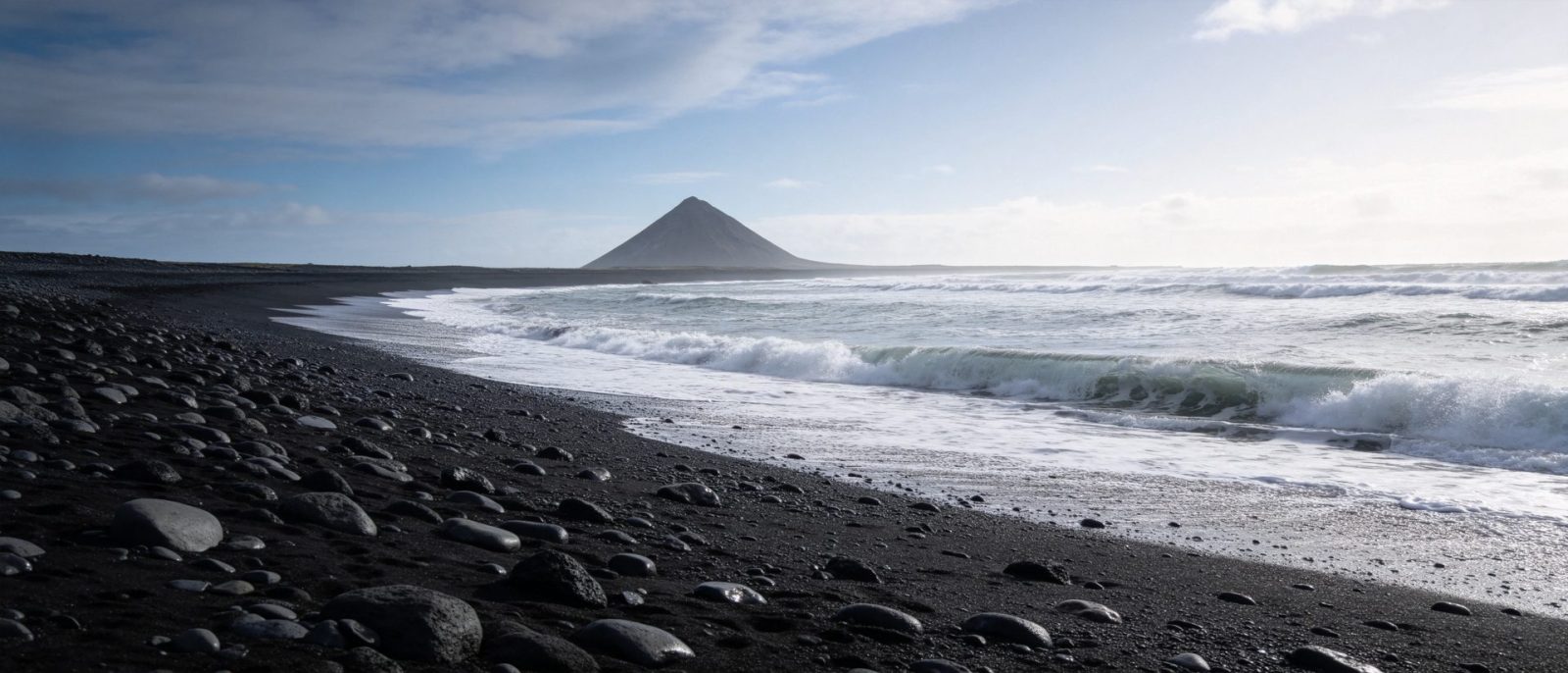 火山黑沙滩高清壁纸预览