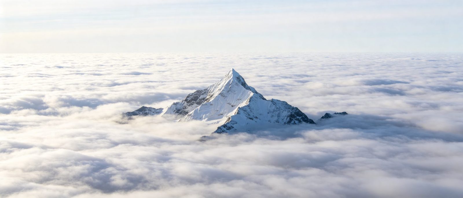 雪山云海高清壁纸预览