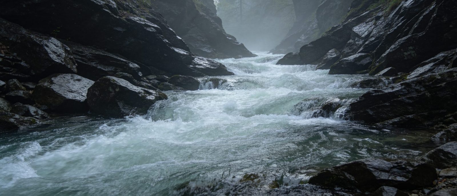 山涧激流高清壁纸预览