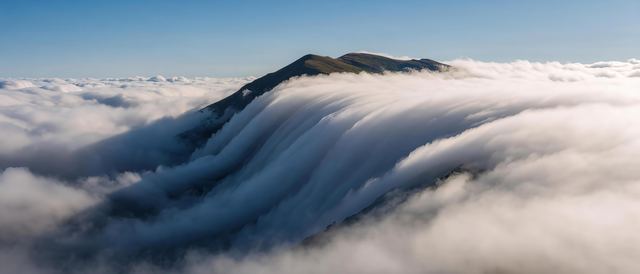 云瀑翻山静态壁纸