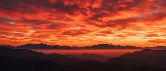 山火余晖静态壁纸