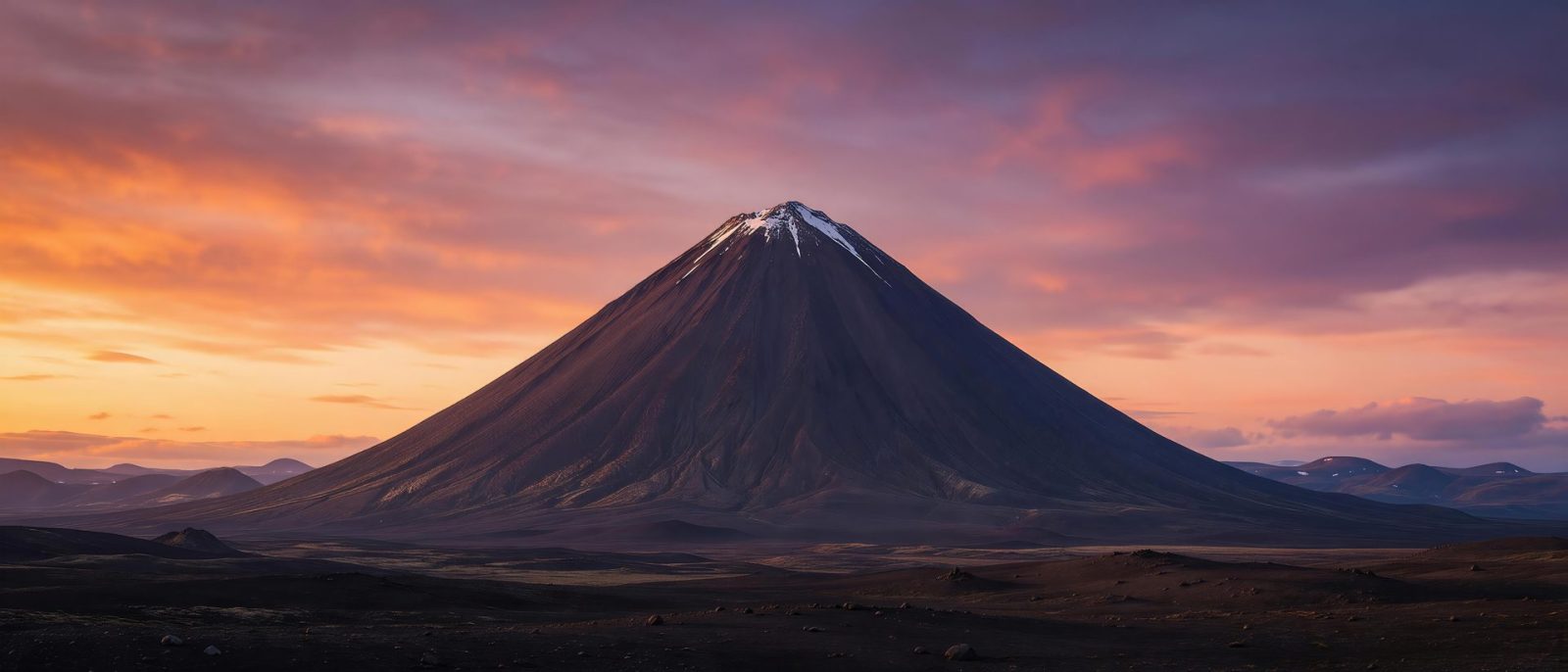 火山锥孤影高清壁纸预览