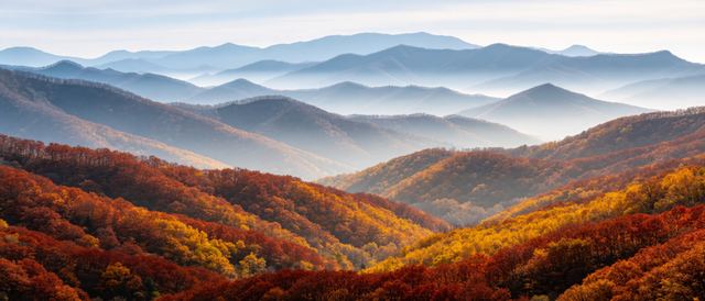 秋雾山峦层染静态壁纸